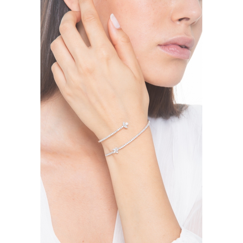 Pulsera semirrígida de resorte en oro blanco de 18k con detalle floral y diamantes Pulsera semirrígida de resorte en oro blanco de 18k con detalle floral y diamantes