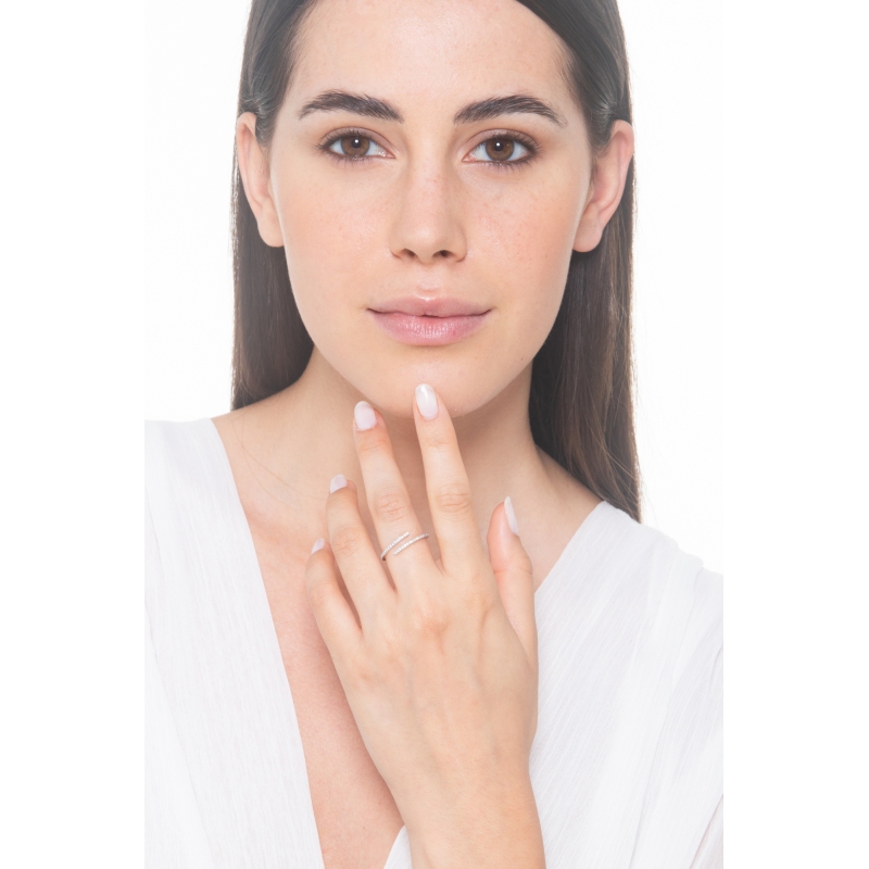 Anillo Tu y Yo en oro blanco de 18k con diamantes.