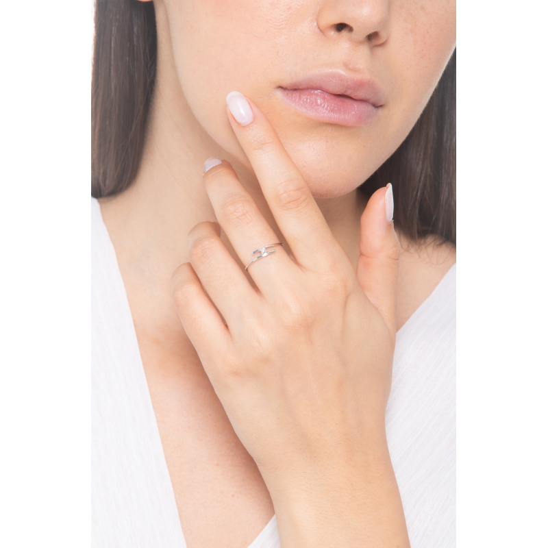 Anillo solitario en oro blanco 18k con diamante 0,04 ct