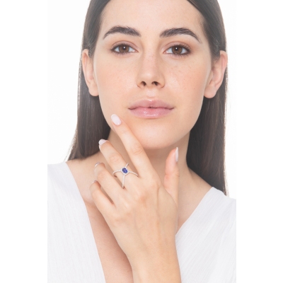 Anillo cruzado en oro blanco 18k con zafiro azul oval y diamantes