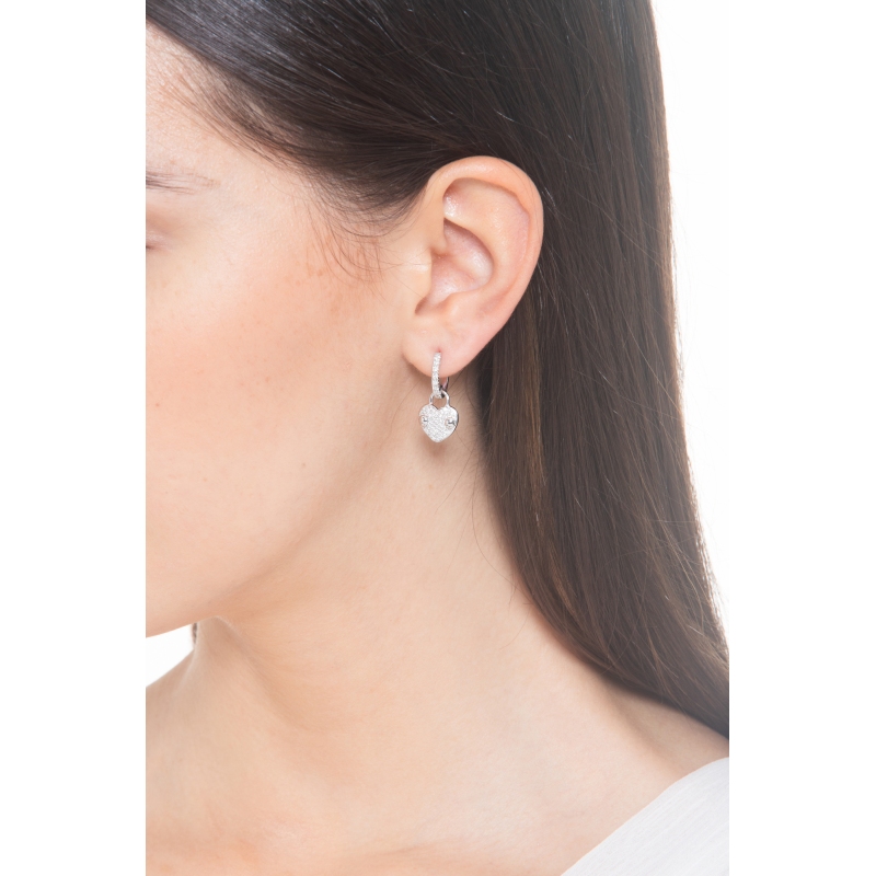 Pendientes en oro blanco 18k con colgante de corazón de diamantes  Pendientes en oro blanco 18k con colgante de corazón de diamantes
