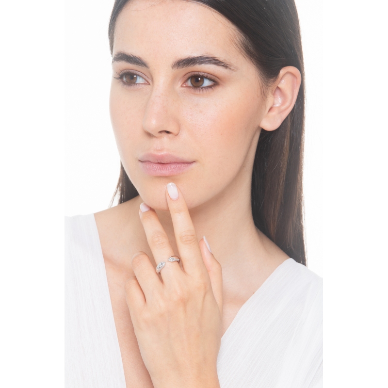 Anillo abierto en oro blanco de 18k con diamantes