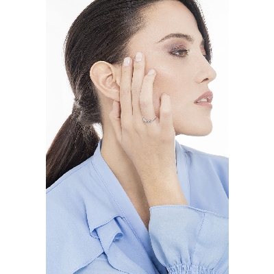 Sortija de boda en oro blanco de 18 kilates con 5 diamantes 