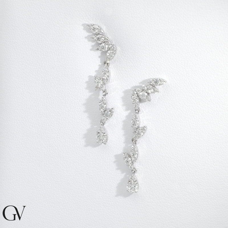 Pendientes colgantes en oro blanco de 18k y diamantes Pendientes colgantes en oro blanco de 18k y diamantes