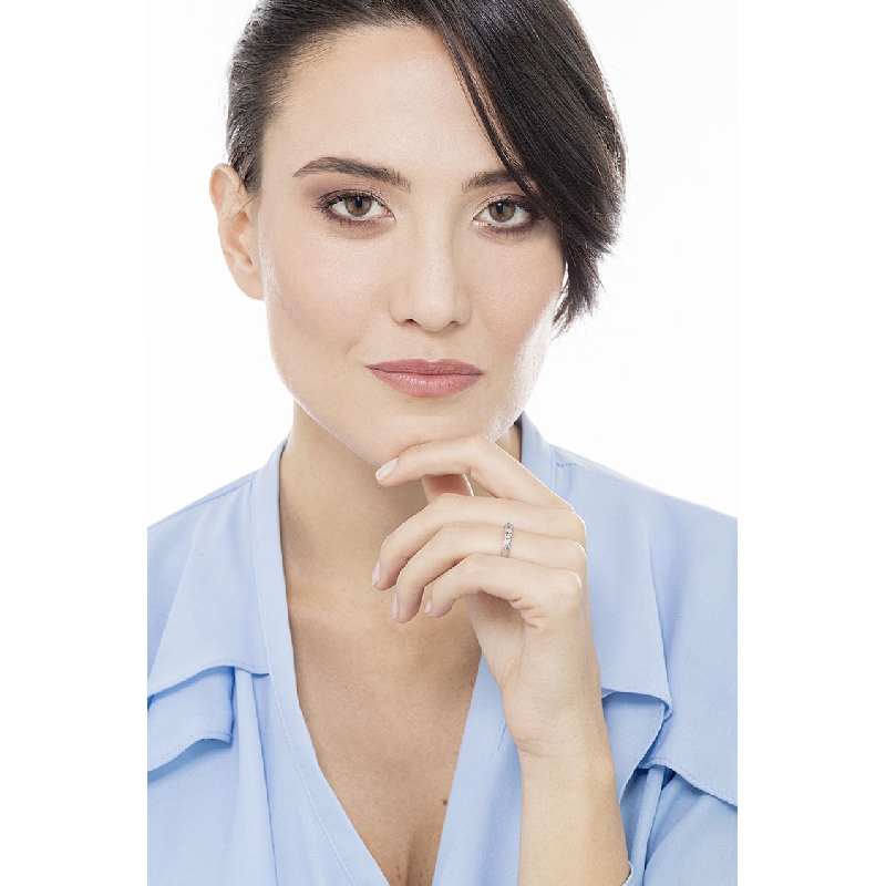 Anillo 5 diamantes en oro blanco de 18 kilates Anillo 5 diamantes en oro blanco de 18 kilates