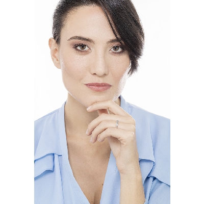Anillo 5 diamantes en oro blanco de 18 kilates