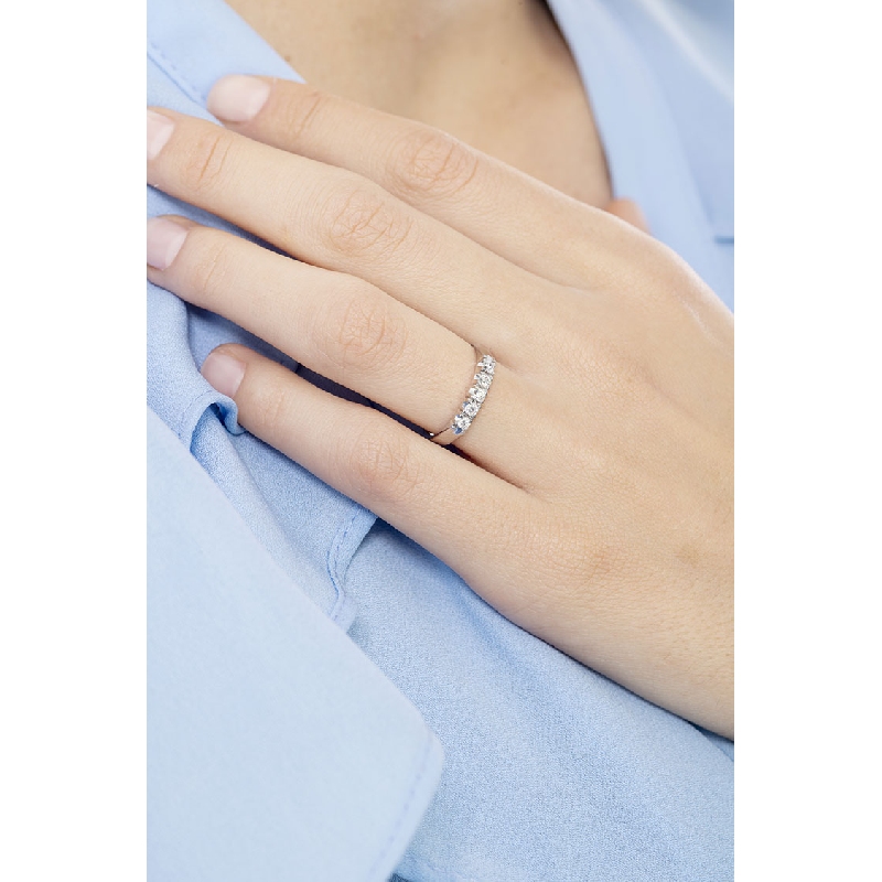 Anillo 5 diamantes en oro blanco de 18 kilates Anillo 5 diamantes en oro blanco de 18 kilates