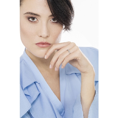 Media alianza con cinco brillantes 0,40 quilates en oro blanco de 18 kilates