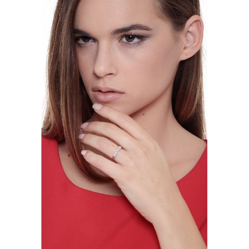 Alianza con 5 diamantes 0,45 quilates en oro blanco de 18 kilates  Alianza con 5 diamantes 0,45 quilates en oro blanco de 18 kilates