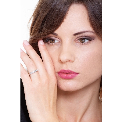 Media alianza en oro blanco 18 kilates con 5 diamantes 0,60 quilates 