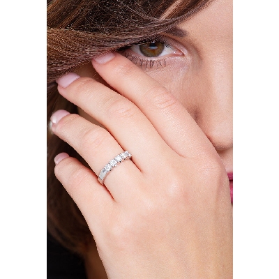 Media alianza en oro blanco 18 kilates con 5 diamantes 0,60 quilates 