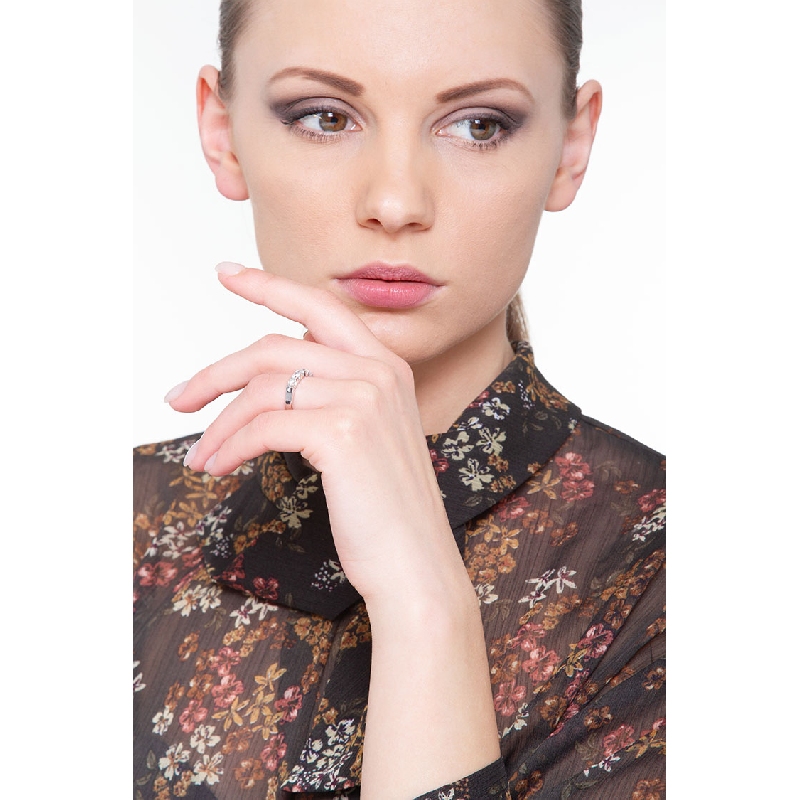 Sortija de oro blanco de 18 kilates y 5 diamantes Sortija de oro blanco de 18 kilates y 5 diamantes