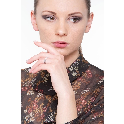 Sortija de oro blanco de 18 kilates y 5 diamantes