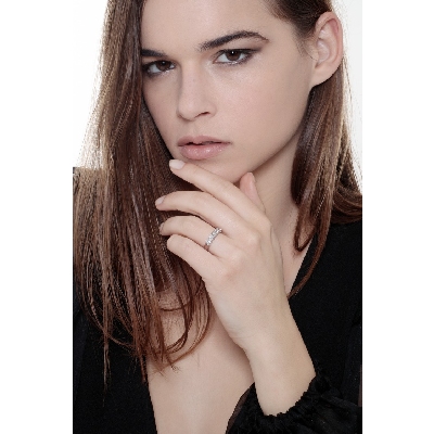 Sortija con 5 diamantes, 0,90 quilates en oro blanco de 18 kilates