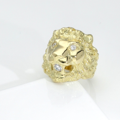 Anillo con león en oro amarillo de 18k con circonitas