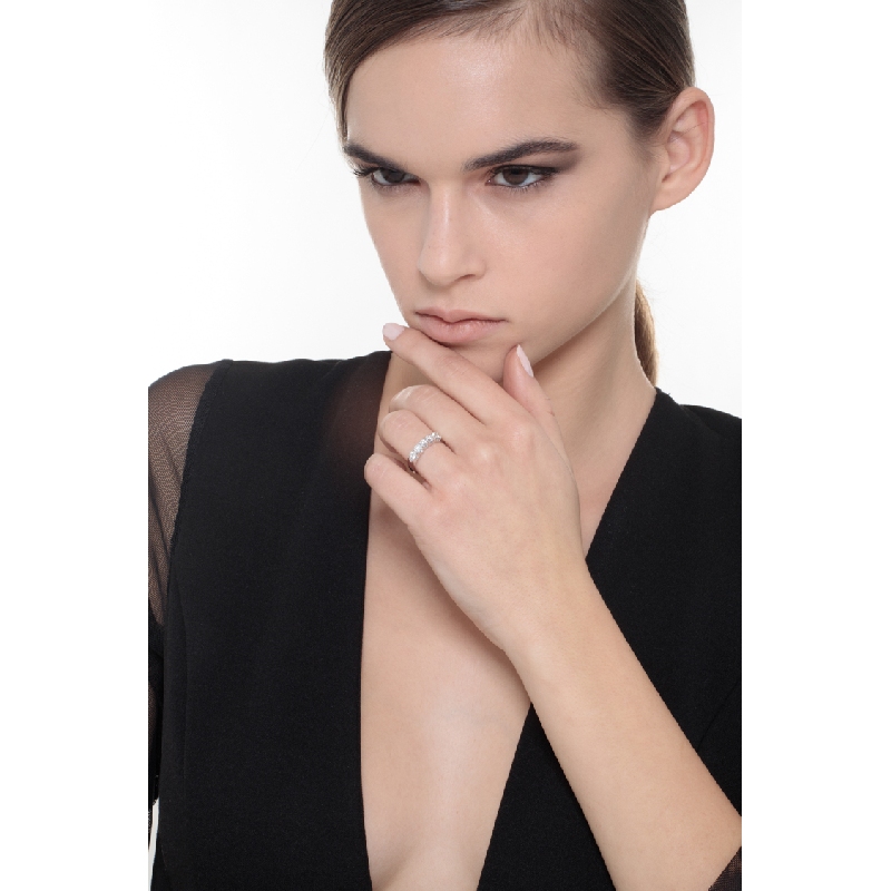 Media alianza con 5 diamantes en oro blanco de 18 kilates Media alianza con 5 diamantes en oro blanco de 18 kilates