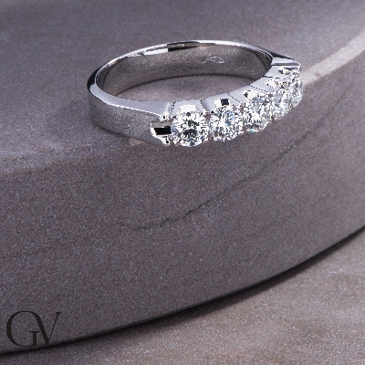 Media alianza con 5 diamantes 1,00 quilates en oro blanco 18 kilates