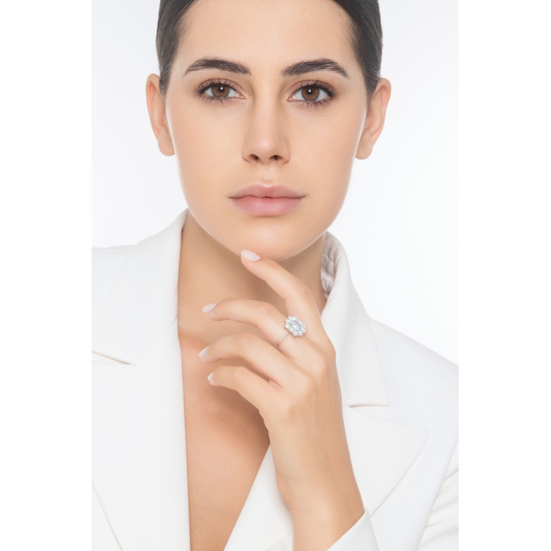 Anillo halo en oro blanco de 18 quilates con aguamarina rectangular y diamantes Anillo halo en oro blanco de 18 quilates con aguamarina rectangular y diamantes