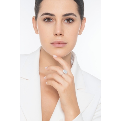 Anillo halo en oro blanco de 18 quilates con aguamarina rectangular y diamantes