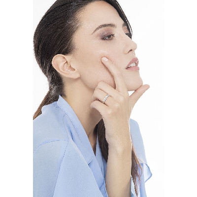 Media alianza con 5 diamantes 1,00 quilates en oro blanco 18 kilates