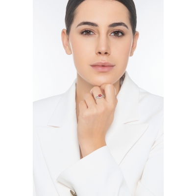 Anillo de oro de 18 kilates con rubí y doble fila de diamantes 