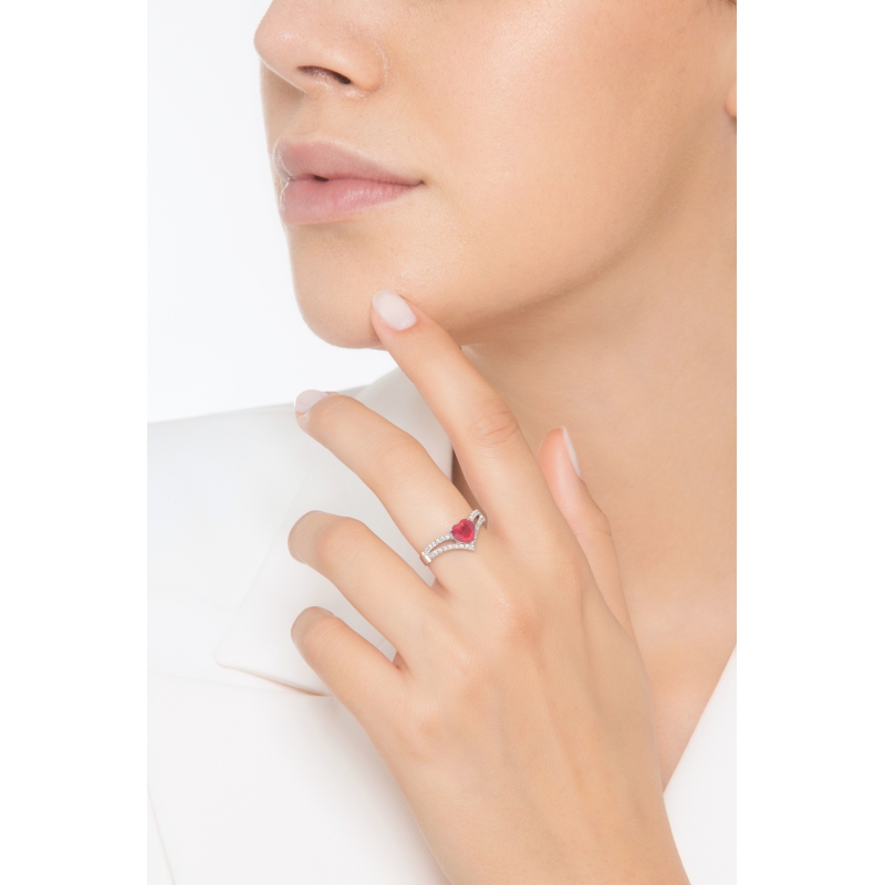 Anillo de oro de 18 kilates con rubí y doble fila de diamantes  Anillo de oro de 18 kilates con rubí y doble fila de diamantes