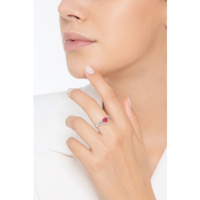 Anillo de oro de 18 kilates con rubí y doble fila de diamantes 