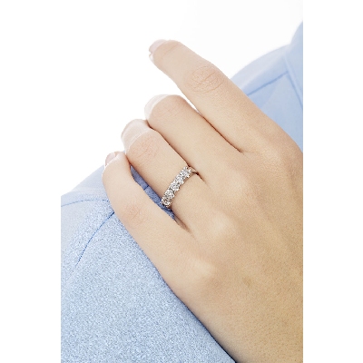 Media alianza con 5 diamantes 1,00 quilates en oro blanco 18 kilates