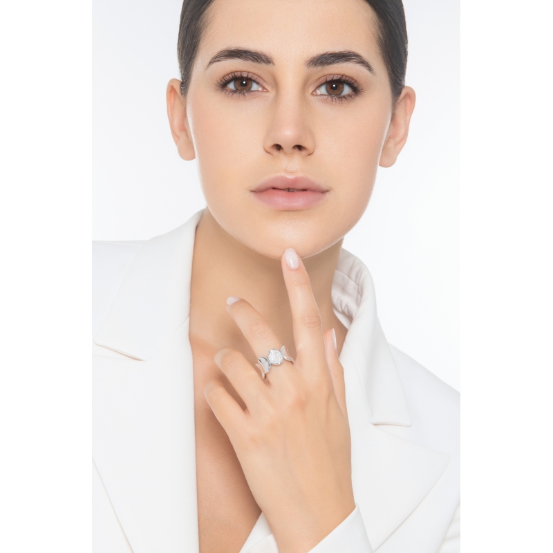 Anillo elástico en oro blanco de 18 quilates con placa central en pavé de diamantes Anillo elástico en oro blanco de 18 quilates con placa central en pavé de diamantes