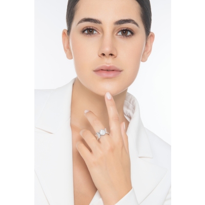 Anillo elástico en oro blanco de 18 quilates con placa central en pavé de diamantes