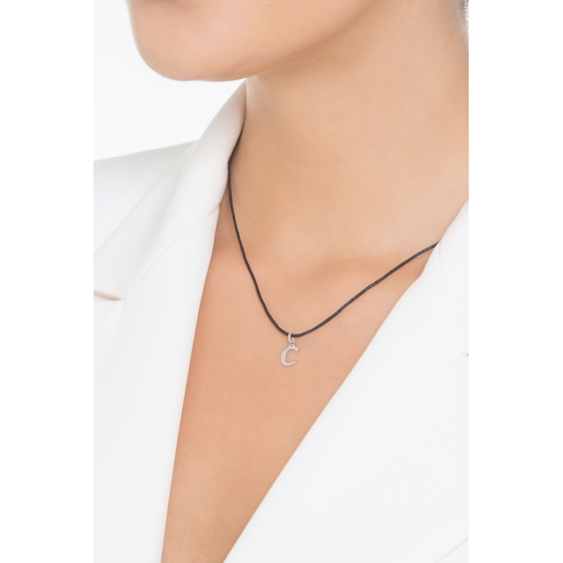 Colgante inicial C oro blanco 18 quilates