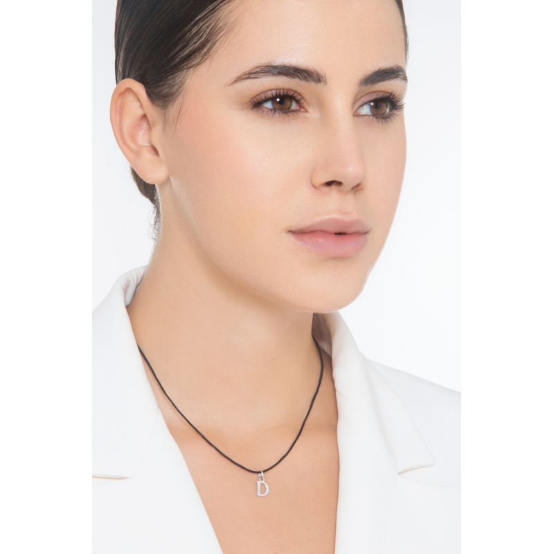 Colgante con la letra inicial D en mayúsculas