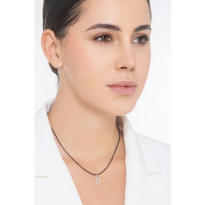 Colgante con la letra inicial D en mayúsculas
