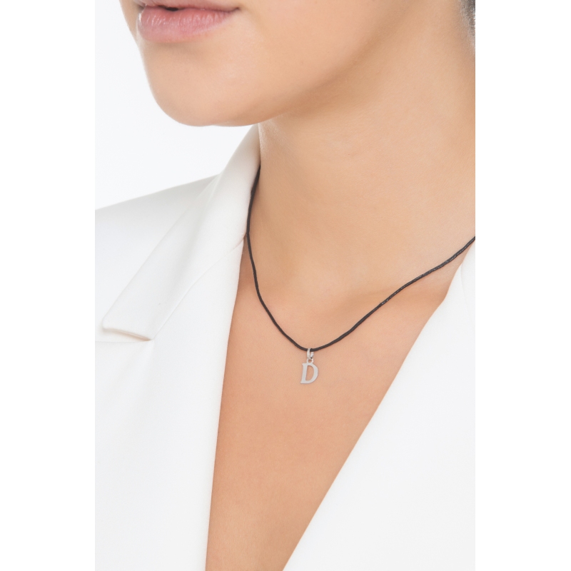 Colgante con la letra inicial D en mayúsculas
