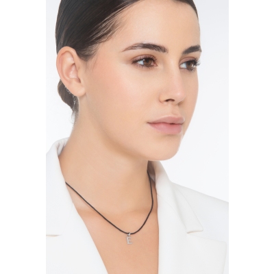 Colgante con la letra inicial E en mayúsculas oro blanco de 18k