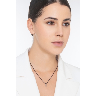 Colgante con inicial F oro blanco 18 quilates