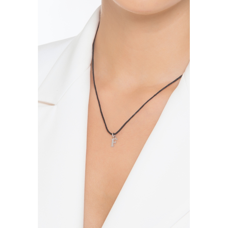 Colgante con inicial F oro blanco 18 quilates