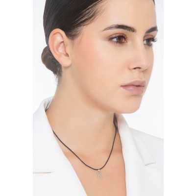 Colgante con la letra inicial K en mayúsculas de oro blanco de 18k