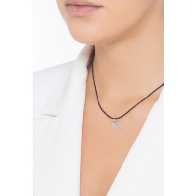 Colgante con la letra inicial K en mayúsculas de oro blanco de 18k