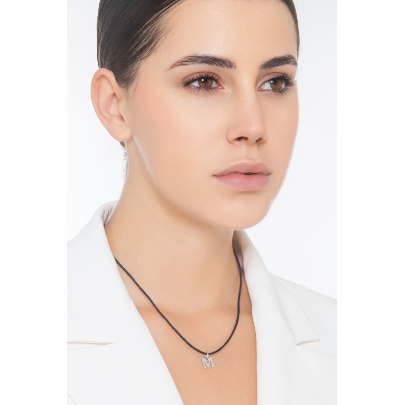 Colgante con inicial M oro blanco 18 quilates