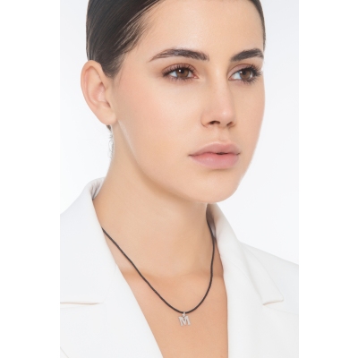 Colgante con inicial M oro blanco 18 quilates