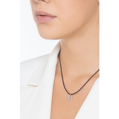 Colgante con inicial M oro blanco 18 quilates