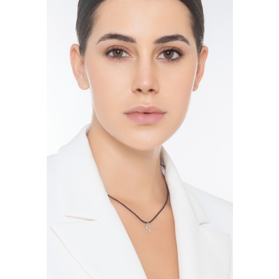 Colgante con la letra inicial N en mayúsculas de oro blanco de 18k