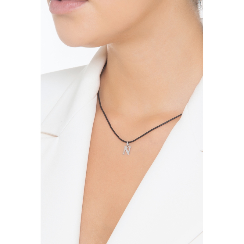 Colgante con la letra inicial N en mayúsculas de oro blanco de 18k