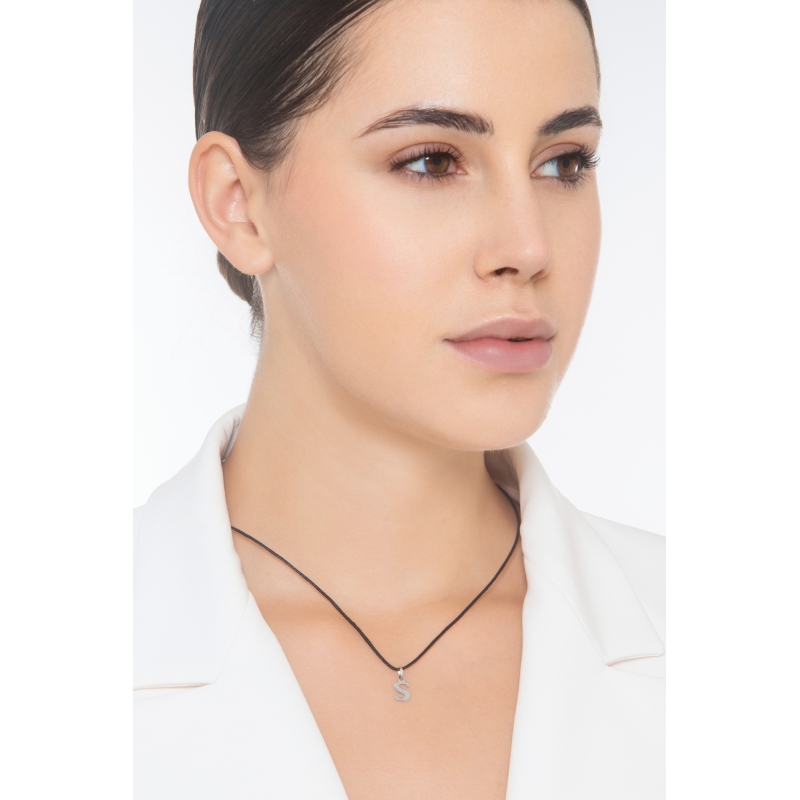 Colgante con inicial S oro blanco 18 quilates