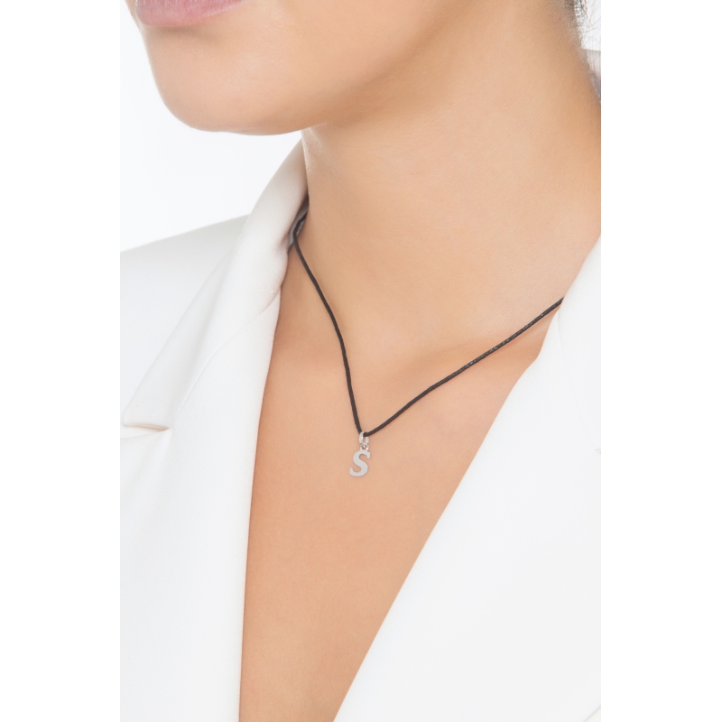 Colgante con inicial S oro blanco 18 quilates