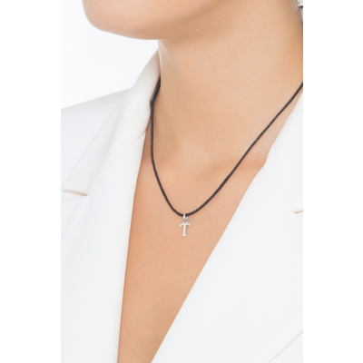 Colgante con la letra inicial T en mayúsculas de oro blanco 18k
