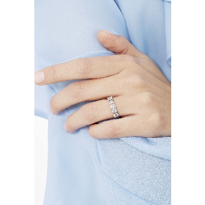 Media alianza con 5 diamantes 1,25 quilates en oro de 18 kilates