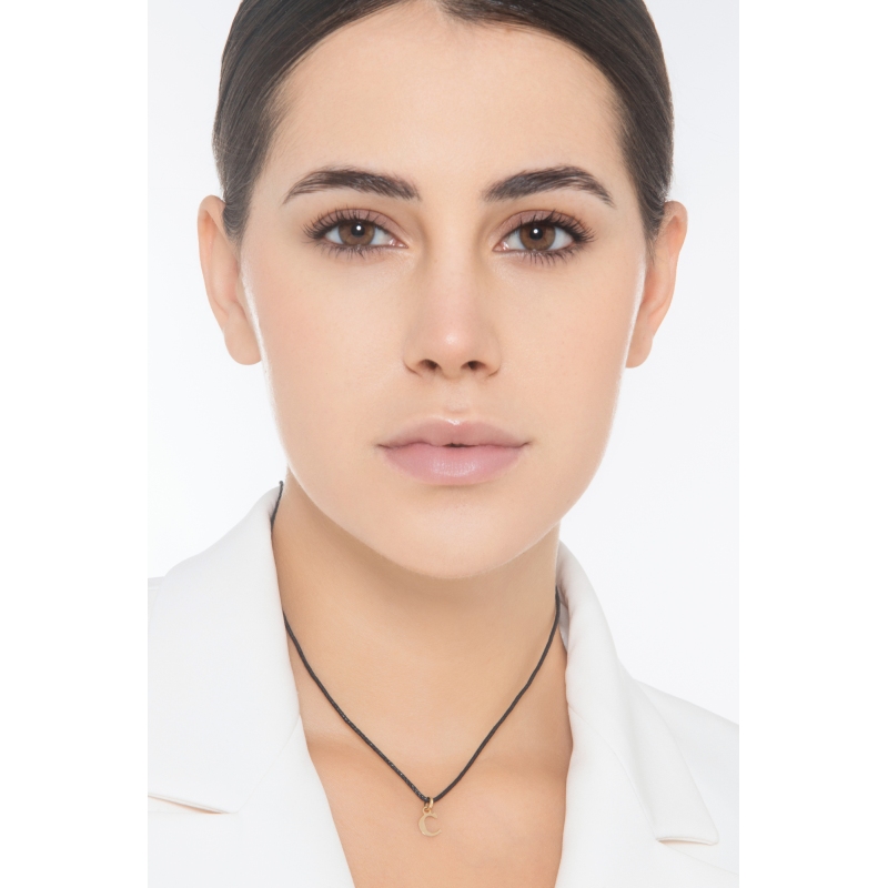 Colgante con la letra inicial C en oro amarillo 18 quilates