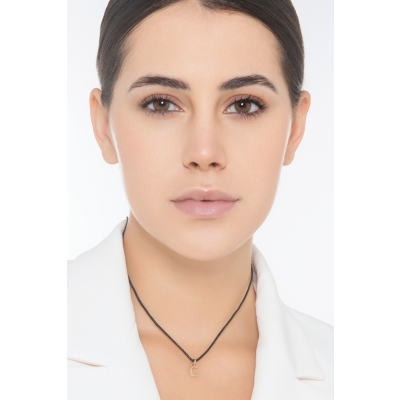 Colgante con la letra inicial C en oro amarillo 18 quilates